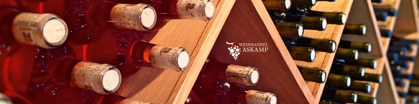 Liegende Weinflaschen von Weinhandel Askamp in einem Weinregal